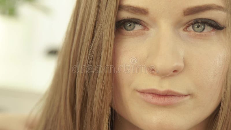 Fermez-vous vers le haut de la jeune femme de visage pendant le hairstyling dans le salon de beauté Belle femme de verticale banque de vidéos