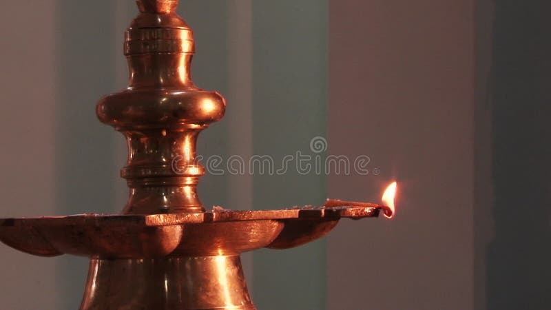 Fermez-vous vers le haut de la lampe à pétrole en laiton indienne du sud traditionnelle banque de vidéos