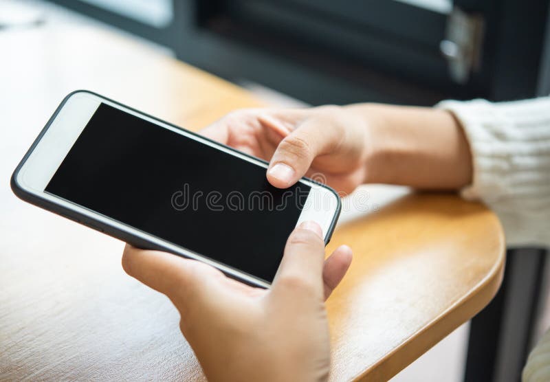 Fermez-vous vers le haut de la main tenant le téléphone intelligent mobile avec l'espace de copie image libre de droits Fermez-vous vers le haut de la main tenant le téléphone intelligent mobile avec l'espace de copie image libre de droits