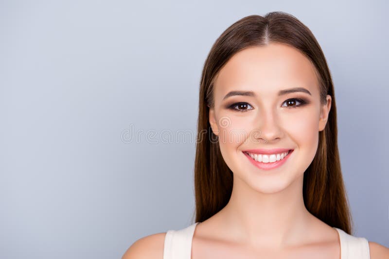 Fermez-vous vers le haut de la photo cultivée de la jeune dame avec du charme mignonne sur le l pur photos libres de droits Fermez-vous vers le haut de la photo cultivée de la jeune dame avec du charme mignonne sur le l pur photos libres de droits