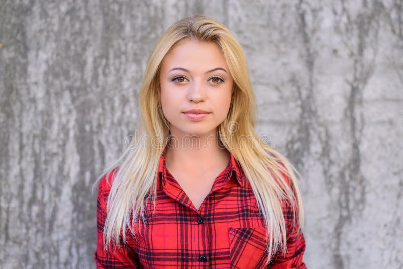 Fermez-vous vers le haut de la photo de la jeune fille avec la peau propre, bons cheveux et naturels parfaits composent Elle rega image libre de droits Fermez-vous vers le haut de la photo de la jeune fille avec la peau propre, bons cheveux et naturels parfaits composent Elle rega image libre de droits