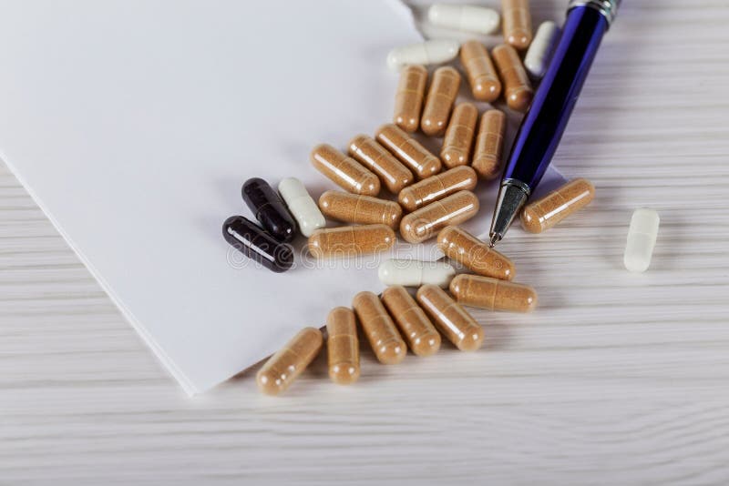 Fermez-vous vers le haut de la pilule de vitamine sur la table en bois, concept sain images libres de droits Fermez-vous vers le haut de la pilule de vitamine sur la table en bois, concept sain images libres de droits