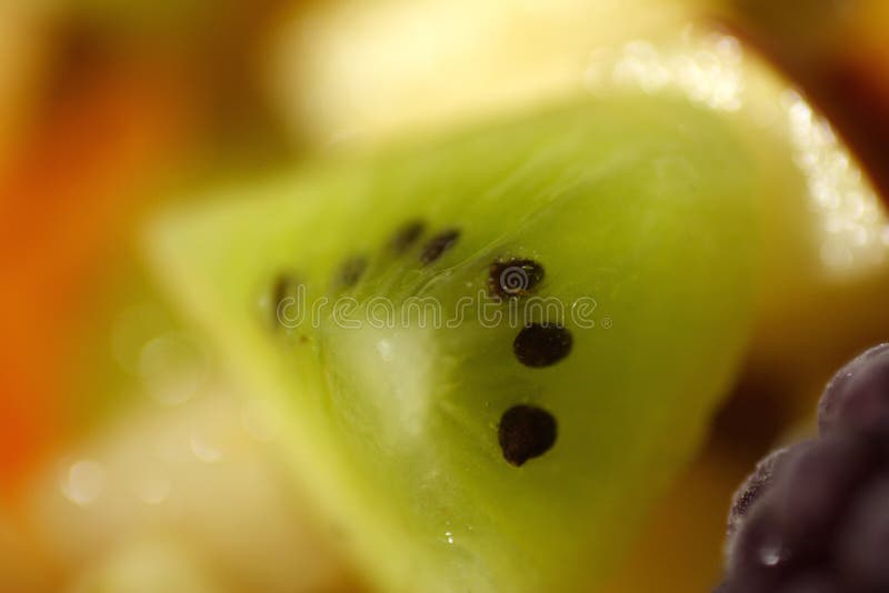 Fermez-vous vers le haut de la salade de fruits de kiwi photographie stock