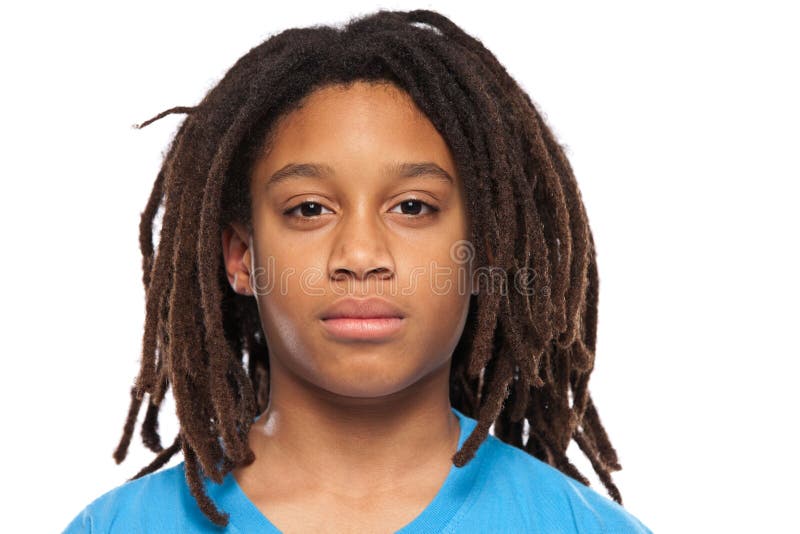Fermez-vous vers le haut de la verticale d'un jeune garçon de rasta image libre de droits Fermez-vous vers le haut de la verticale d'un jeune garçon de rasta image libre de droits