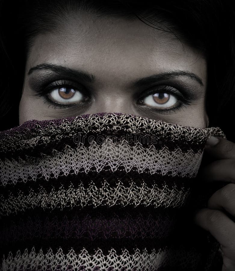 Fermez-vous vers le haut de la verticale de la femme avec des yeux de mystère image libre de droits Fermez-vous vers le haut de la verticale de la femme avec des yeux de mystère image libre de droits
