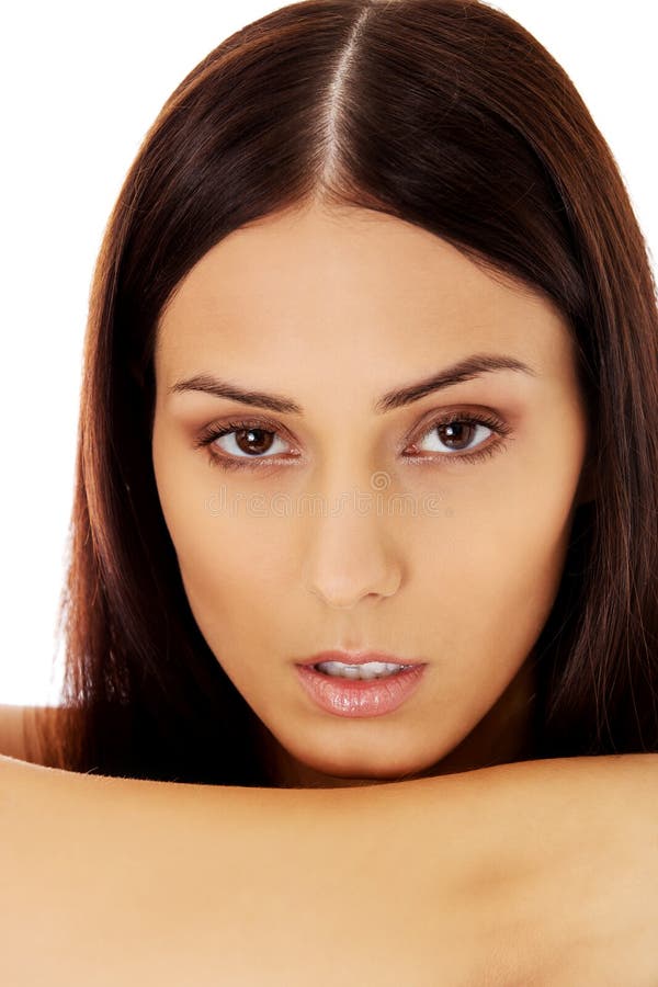Fermez-vous vers le haut de la verticale du beau visage de jeune femme D'isolement sur le fond blanc images stock Fermez-vous vers le haut de la verticale du beau visage de jeune femme D'isolement sur le fond blanc images stock