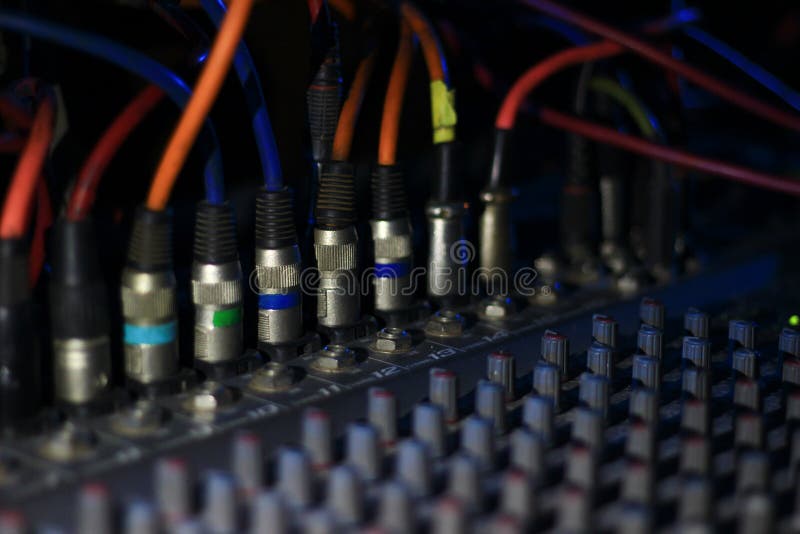 Fermez-vous vers le haut de la vue des boutons et des glisseurs de la console de conseil léger et sain à un théâtre de concert image libre de droits Fermez-vous vers le haut de la vue des boutons et des glisseurs de la console de conseil léger et sain à un théâtre de concert image libre de droits