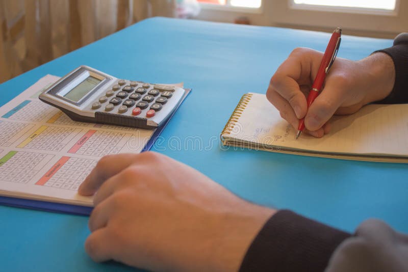 Fermez-vous vers le haut de la vue du comptable ou des mains financi?res d'inspecteur r?digeant le rapport, calculant ou v?rifian photo stock Fermez-vous vers le haut de la vue du comptable ou des mains financi?res d'inspecteur r?digeant le rapport, calculant ou v?rifian photo stock