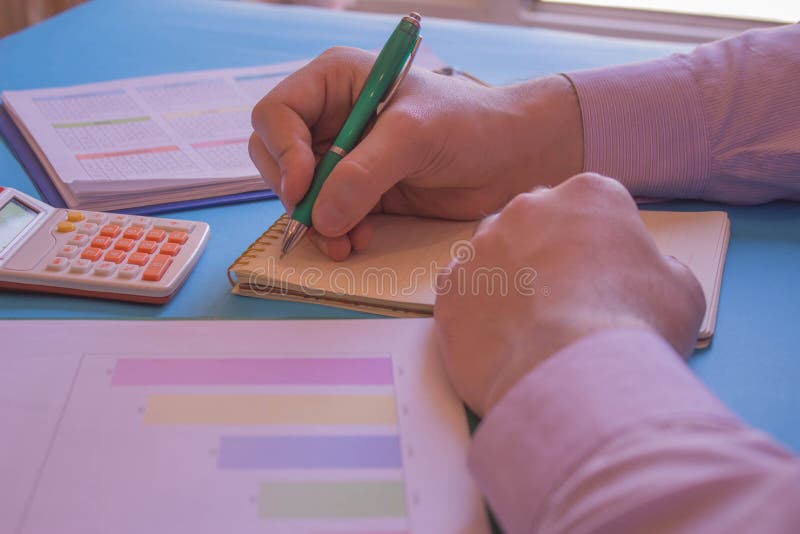 Fermez-vous vers le haut de la vue du comptable ou des mains financi?res d'inspecteur r?digeant le rapport, calculant ou v?rifian image libre de droits Fermez-vous vers le haut de la vue du comptable ou des mains financi?res d'inspecteur r?digeant le rapport, calculant ou v?rifian image libre de droits