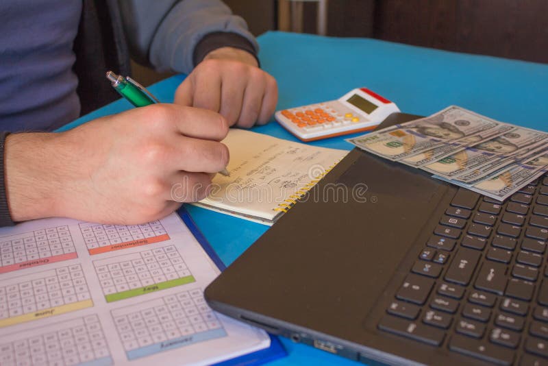 Fermez-vous vers le haut de la vue du comptable ou des mains financi?res d'inspecteur r?digeant le rapport, calculant ou v?rifian images libres de droits Fermez-vous vers le haut de la vue du comptable ou des mains financi?res d'inspecteur r?digeant le rapport, calculant ou v?rifian images libres de droits