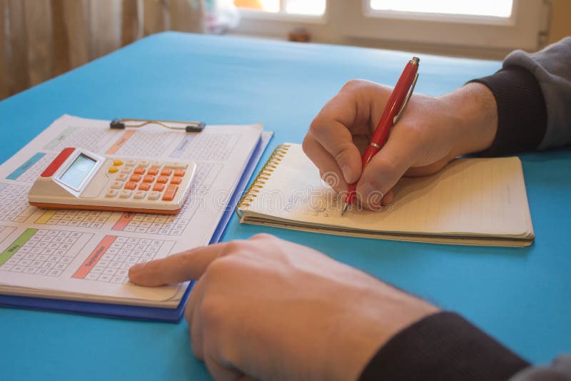 Fermez-vous vers le haut de la vue du comptable ou des mains financi?res d'inspecteur r?digeant le rapport, calculant ou v?rifian photos libres de droits Fermez-vous vers le haut de la vue du comptable ou des mains financi?res d'inspecteur r?digeant le rapport, calculant ou v?rifian photos libres de droits