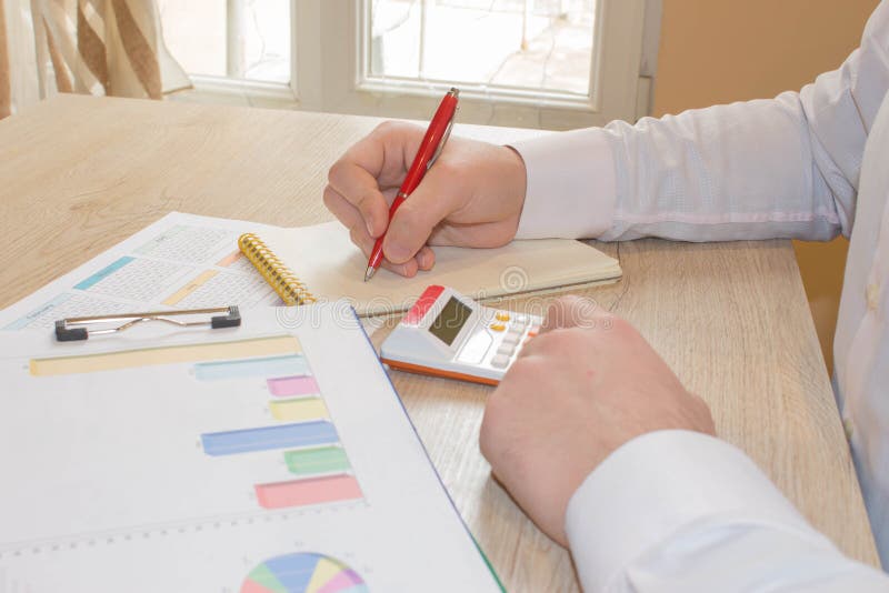 Fermez-vous vers le haut de la vue du comptable ou des mains financi?res d'inspecteur r?digeant le rapport, calculant ou v?rifian image libre de droits Fermez-vous vers le haut de la vue du comptable ou des mains financi?res d'inspecteur r?digeant le rapport, calculant ou v?rifian image libre de droits