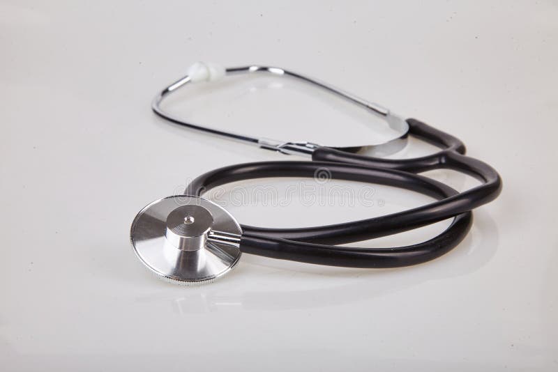 Fermez-vous vers le haut de la vue du stéthoscope noir d'isolement sur le fond blanc image stock Fermez-vous vers le haut de la vue du stéthoscope noir d'isolement sur le fond blanc image stock