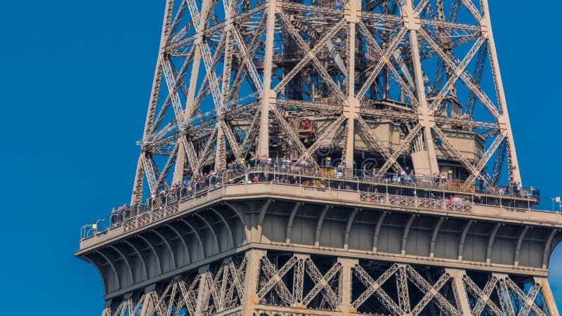 Fermez-vous vers le haut de la vue de la section centrale du timelapse de Tour Eiffel à Paris, France clips vidéos