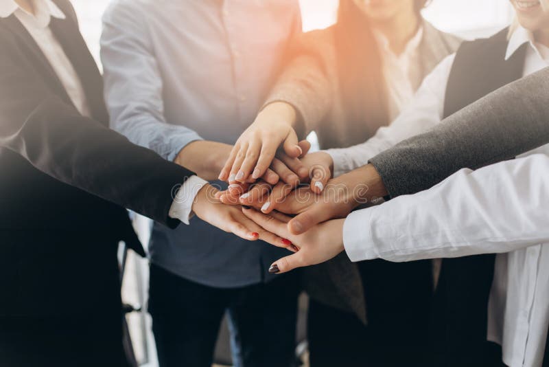 Fermez-vous vers le haut de la vue supérieure des gens d'affaires remontant leurs mains Pile de mains Unité et concept de travail photos stock
