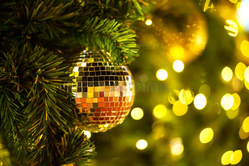 Fermez-vous vers le haut des boules d'or des décorations d'arbre de Noël sur le fond d'or clair abstrait de bokeh image libre de droits Fermez-vous vers le haut des boules d'or des décorations d'arbre de Noël sur le fond d'or clair abstrait de bokeh image libre de droits