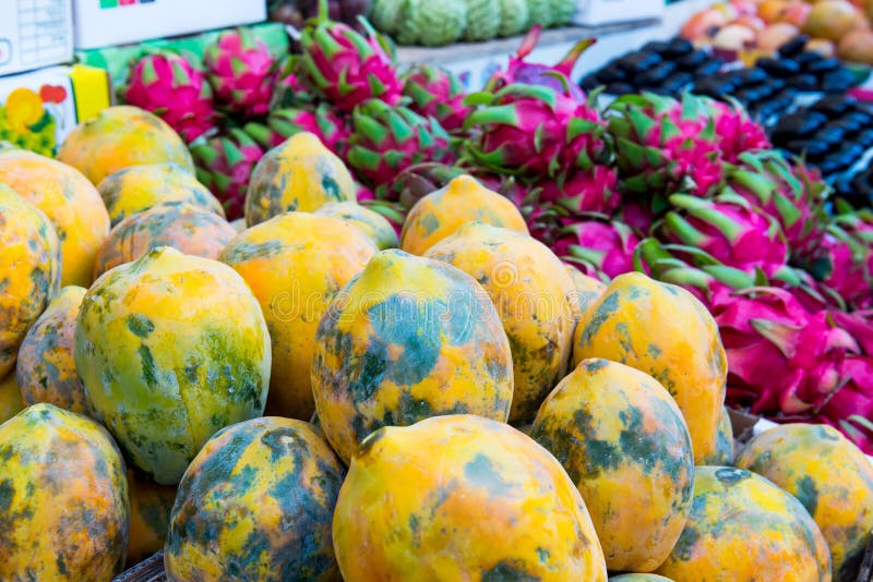 Fermez-vous vers le haut des fruits exotiques frais dans un affichage du marché Foyer sélectif photographie stock libre de droits Fermez-vous vers le haut des fruits exotiques frais dans un affichage du marché Foyer sélectif photographie stock libre de droits