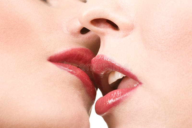 Fermez-vous vers le haut des languettes femelles de baiser de rouge image libre de droits Fermez-vous vers le haut des languettes femelles de baiser de rouge image libre de droits