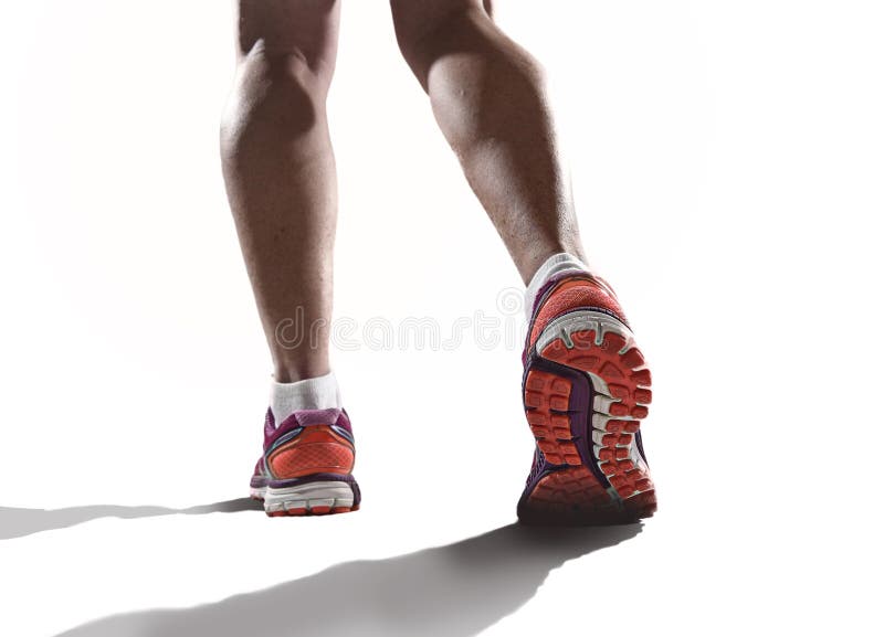 Fermez-vous vers le haut des pieds avec les chaussures de course et les jambes sportives fortes femelles de pulser de femme de sp images libres de droits Fermez-vous vers le haut des pieds avec les chaussures de course et les jambes sportives fortes femelles de pulser de femme de sp images libres de droits