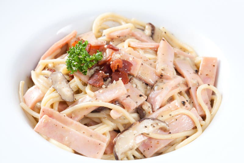 Fermez-vous vers le haut du carbonara de spaghetti qui a des champignons, jambon photos stock Fermez-vous vers le haut du carbonara de spaghetti qui a des champignons, jambon photos stock