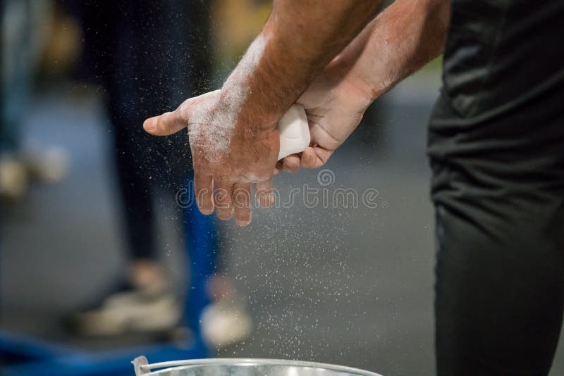 Fermez-vous vers le haut du centre sélectif des mains masculines préparant avec du magnésium de craie avant exercice images libres de droits Fermez-vous vers le haut du centre sélectif des mains masculines préparant avec du magnésium de craie avant exercice images libres de droits