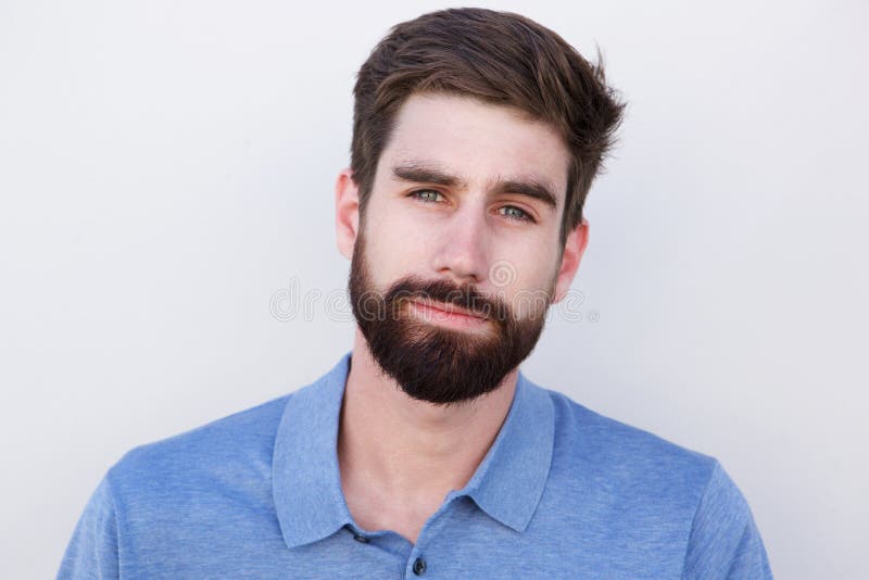 Fermez-vous vers le haut du jeune homme beau avec la barbe sur le fond blanc photographie stock libre de droits Fermez-vous vers le haut du jeune homme beau avec la barbe sur le fond blanc photographie stock libre de droits