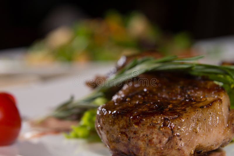 Fermez-vous vers le haut du plat assaisonné appétissant de viande image libre de droits Fermez-vous vers le haut du plat assaisonné appétissant de viande image libre de droits