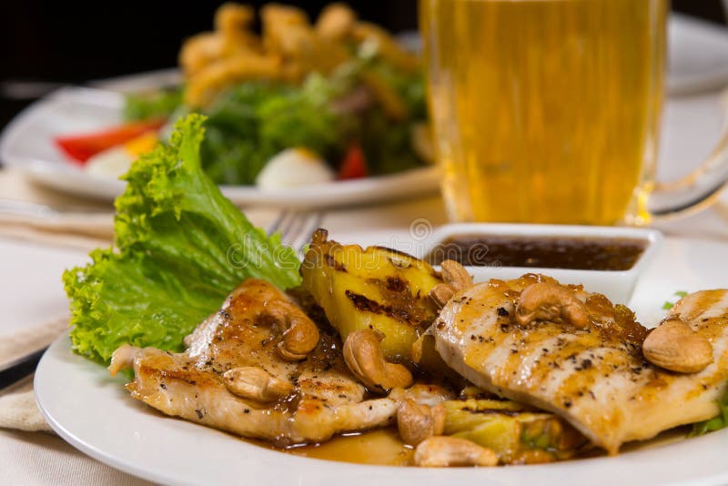 Fermez-vous vers le haut du plat juteux de viande de poulet avec de la sauce à immersion photographie stock Fermez-vous vers le haut du plat juteux de viande de poulet avec de la sauce à immersion photographie stock