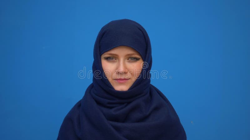 Fermez-vous vers le haut du portrait du beau jeune foulard de port musulman de hijab de femme d'affaires semblant le calme de sou banque de vidéos