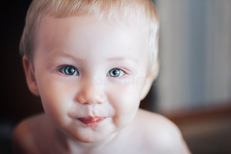 Fermez-vous vers le haut du portrait d'un garçon de sourire d'an images stock Fermez-vous vers le haut du portrait d'un garçon de sourire d'an images stock