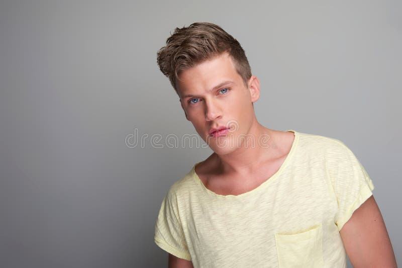 Fin belle de jeune homme vers le haut de portrait images libres de droits Fin belle de jeune homme vers le haut de portrait images libres de droits