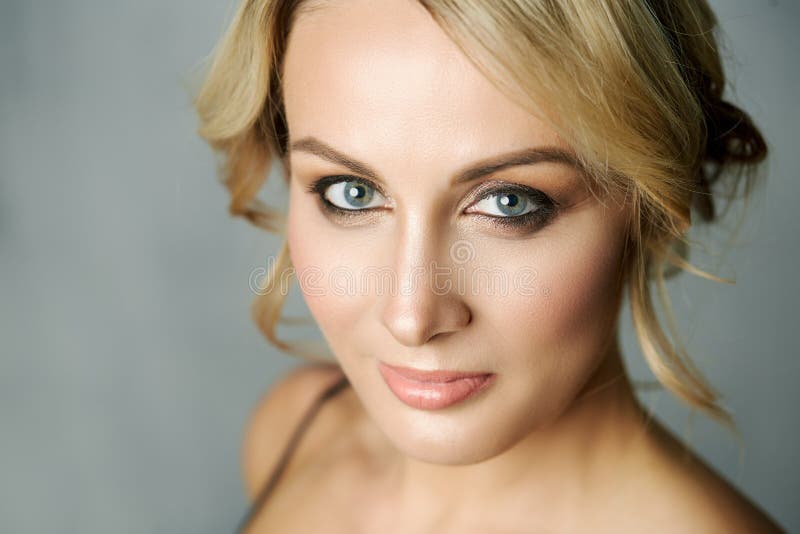Fermez-vous vers le haut du portrait d'une belle femme de Moyen Âge photographie stock libre de droits Fermez-vous vers le haut du portrait d'une belle femme de Moyen Âge photographie stock libre de droits