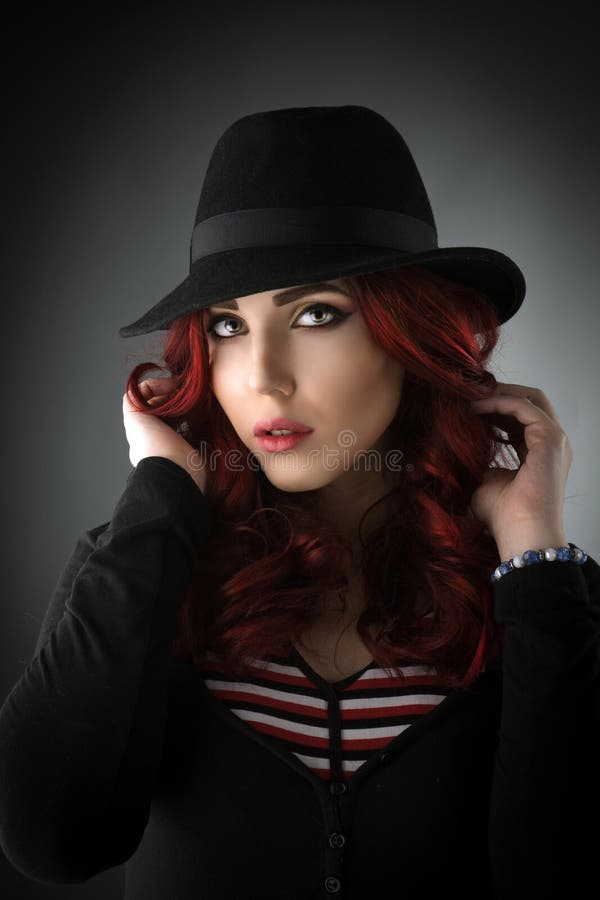 Fermez-vous vers le haut du portrait d'une belle jeune femme rousse photos libres de droits Fermez-vous vers le haut du portrait d'une belle jeune femme rousse photos libres de droits