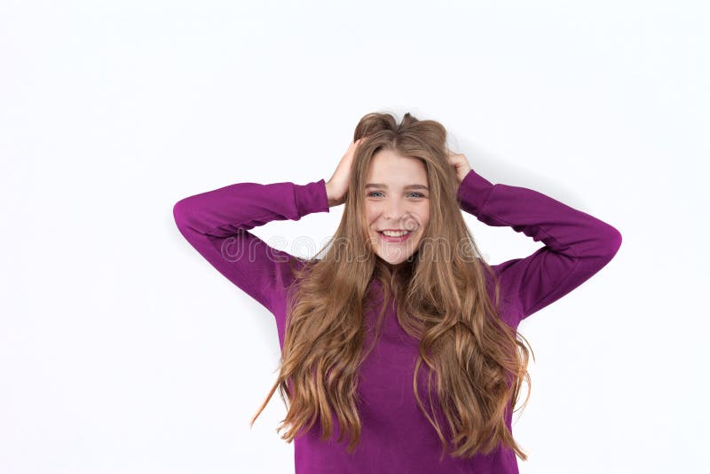 Fermez-vous vers le haut du portrait d'une jeune fille positive et souriante dans des vêtements sport qui touche doucement ses ch image libre de droits Fermez-vous vers le haut du portrait d'une jeune fille positive et souriante dans des vêtements sport qui touche doucement ses ch image libre de droits