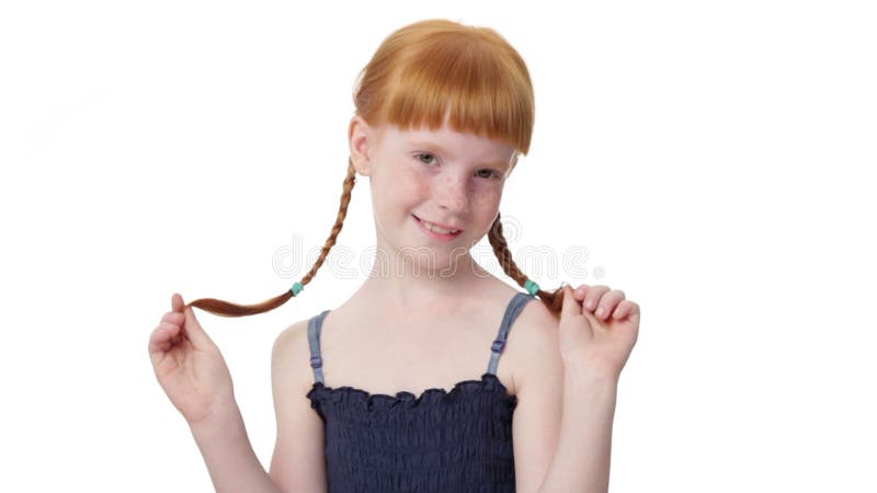 Fermez-vous vers le haut du portrait d'une petite fille mignonne clips vidéos