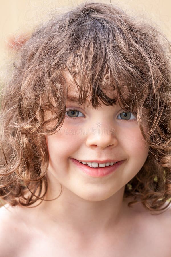 Fermez-vous vers le haut du portrait d'été d'une jolie fille préscolaire de sourire mignonne photographie stock Fermez-vous vers le haut du portrait d'été d'une jolie fille préscolaire de sourire mignonne photographie stock