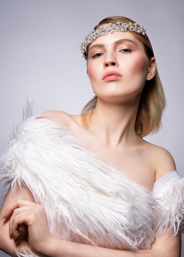 Fermez-vous vers le haut du portrait de beauté d'une femme blonde assez jeune image stock Fermez-vous vers le haut du portrait de beauté d'une femme blonde assez jeune image stock