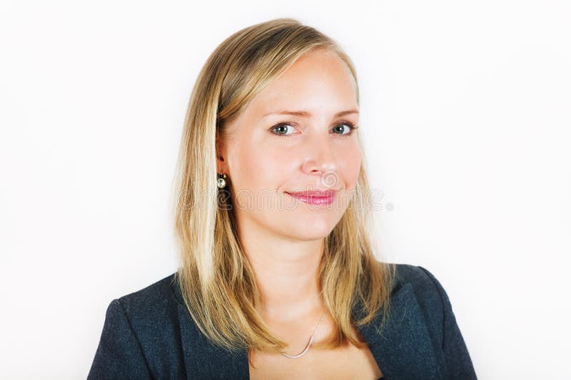 Fermez-vous vers le haut du portrait de la femme de 35 ans photographie stock libre de droits Fermez-vous vers le haut du portrait de la femme de 35 ans photographie stock libre de droits
