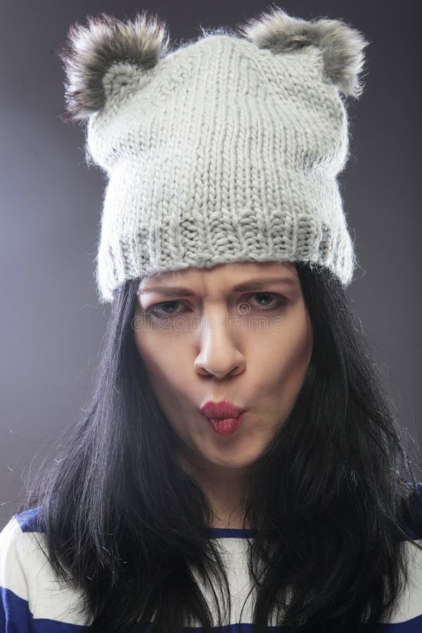 Fermez-vous vers le haut du portrait de la jeune femme utilisant le chapeau drôle photo libre de droits Fermez-vous vers le haut du portrait de la jeune femme utilisant le chapeau drôle photo libre de droits