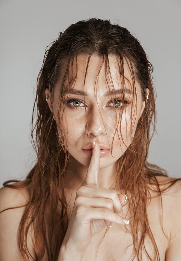 Fermez-vous vers le haut du portrait de mode d'une jeune femme de torse nu photos stock Fermez-vous vers le haut du portrait de mode d'une jeune femme de torse nu photos stock