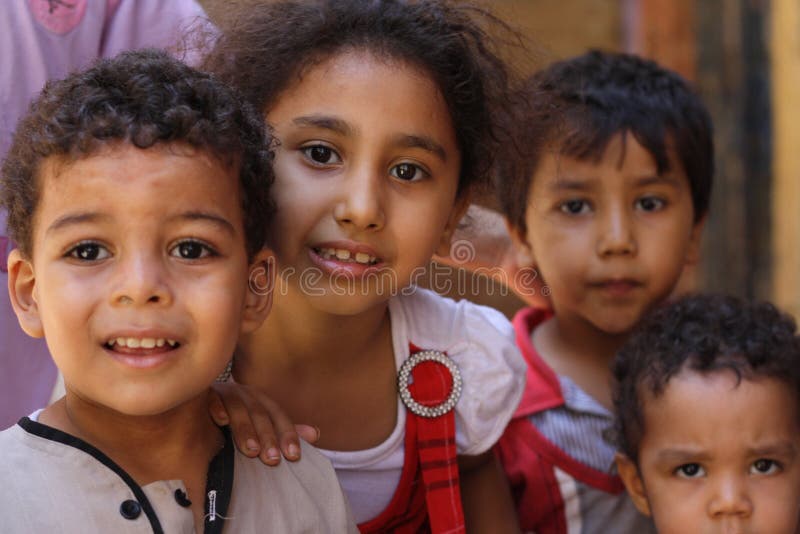 Fermez-vous vers le haut du portrait des enfants égyptiens heureux dans l'événement chairty photo libre de droits Fermez-vous vers le haut du portrait des enfants égyptiens heureux dans l'événement chairty photo libre de droits