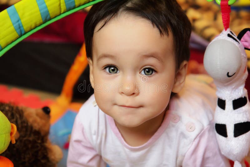 Fermez-vous vers le haut du portrait du joli bébé photos libres de droits Fermez-vous vers le haut du portrait du joli bébé photos libres de droits