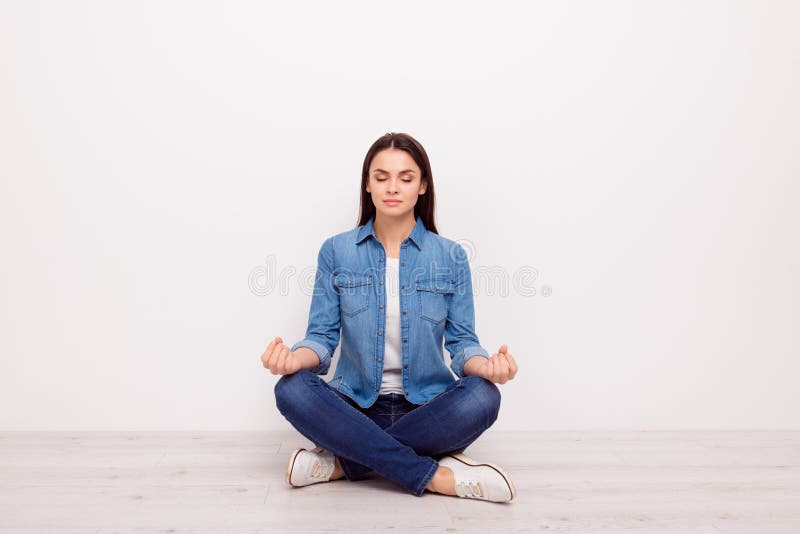 Fermez-vous vers le haut du portraitt de la dame méditative tranquile silencieuse calme avec le symbole OM de signe se reposant e image stock Fermez-vous vers le haut du portraitt de la dame méditative tranquile silencieuse calme avec le symbole OM de signe se reposant e image stock