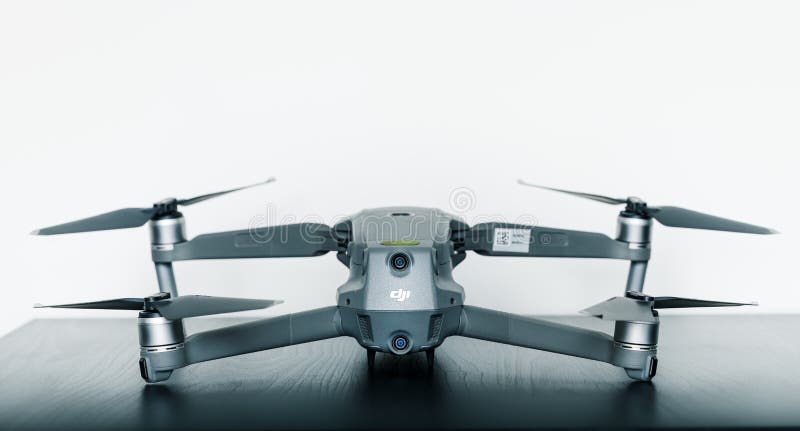 Fermez-vous vers le haut du tir d'isolement nouveaux bourdon de Mavic 2 du consommateur du pro de DJI sur un fond blanc lumineux images libres de droits Fermez-vous vers le haut du tir d'isolement nouveaux bourdon de Mavic 2 du consommateur du pro de DJI sur un fond blanc lumineux images libres de droits
