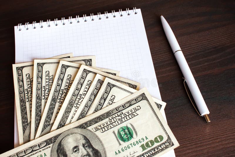 Fermez-vous vers le haut du tir de cent dollars et stylos photos stock Fermez-vous vers le haut du tir de cent dollars et stylos photos stock