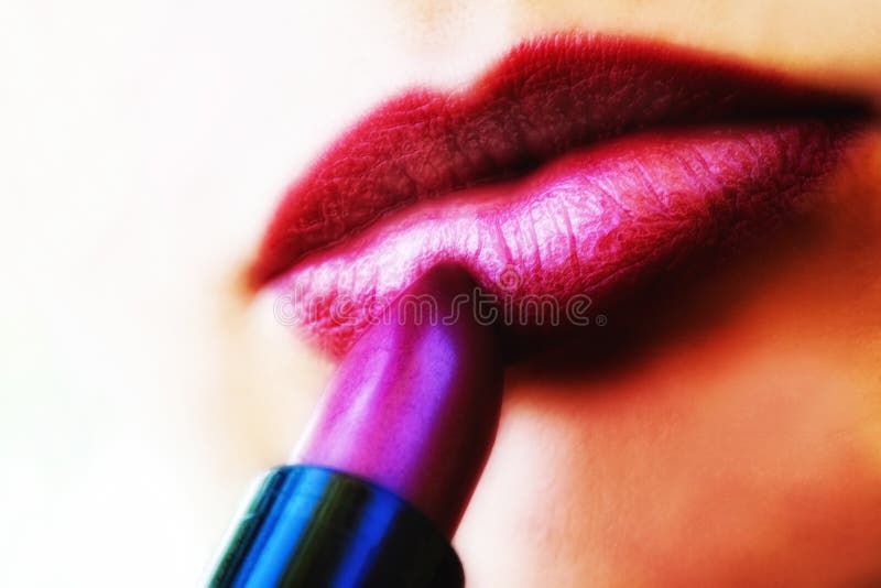 Fermez-vous vers le haut sur le rouge à lievres rouge et les pleines languettes sensuelles image stock Fermez-vous vers le haut sur le rouge à lievres rouge et les pleines languettes sensuelles image stock