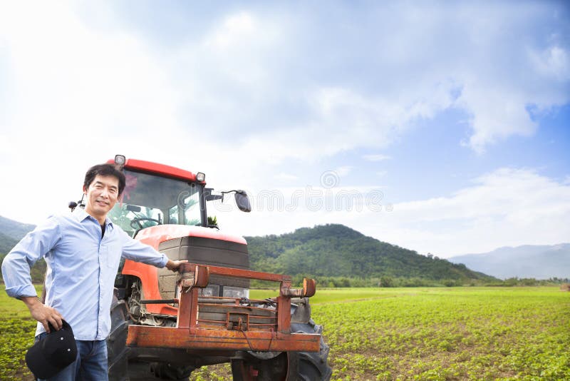 Fermier asiatique avec le vieil entraîneur photos libres de droits Fermier asiatique avec le vieil entraîneur photos libres de droits
