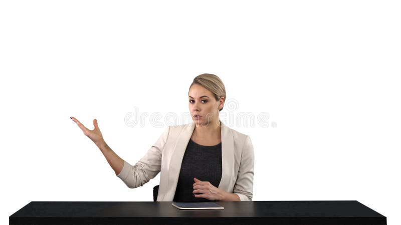 Fernsehankerfrau am Studio zeigend auf Seiten, weißer Hintergrund lizenzfreies stockbild Fernsehankerfrau am Studio zeigend auf Seiten, weißer Hintergrund lizenzfreies stockbild