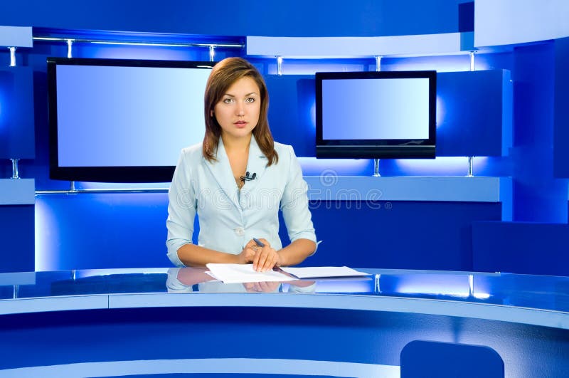 Fernsehenankerfrau am Fernsehstudio stockfotos Fernsehenankerfrau am Fernsehstudio stockfotos