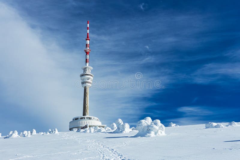 Fernsehsender Praded unter Schneedecke in Jesenik, Winterzeit-Ansicht lizenzfreie stockfotografie Fernsehsender Praded unter Schneedecke in Jesenik, Winterzeit-Ansicht lizenzfreie stockfotografie